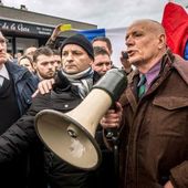 Former French Foreign Legion chief held at Calais Pegida rally - BBC News