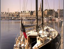 Pen Duick III dans le port de Saint-Malo