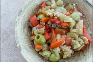 Salade méchouia (aubergine, poivron, tomates & olives vertes)