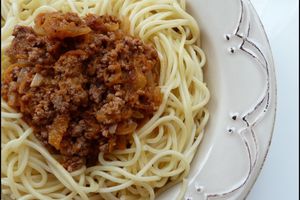 Spaghettis bolognaise (viande hachée de boeuf & sauce tomate)