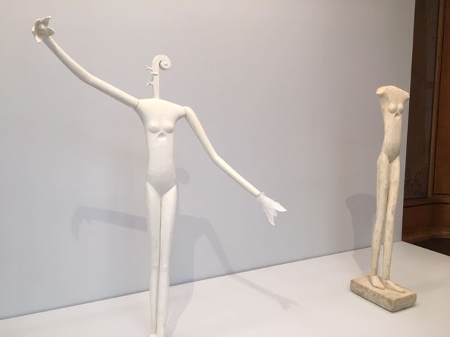 Mannequin et Femme qui marche