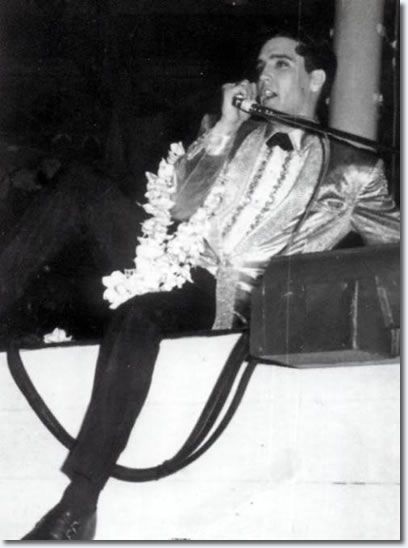 Elvis n'a pas oublié l' Arizona et la Marine n'a pas oublié Elvis. Quand Elvis est décédé en 1977, la Marine a montré sa gratitude en plaçant une couronne pour lui au USS Arizona Memorial.