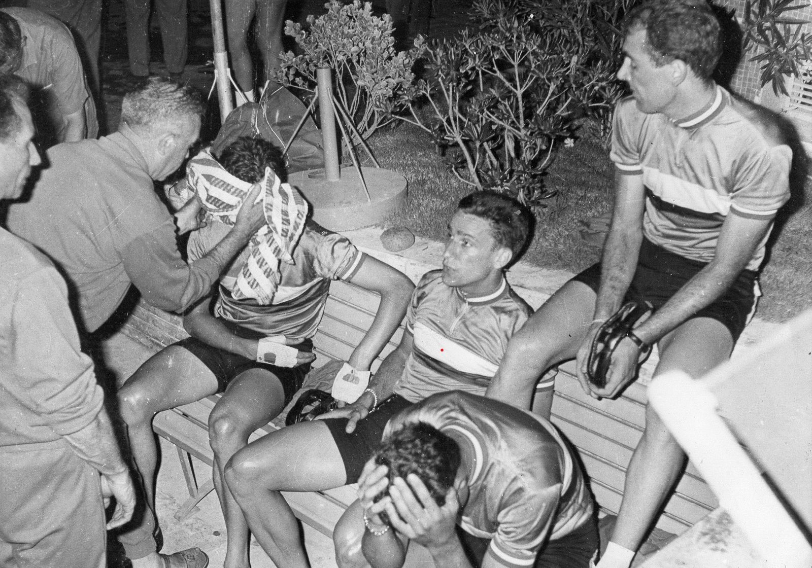 Guy Claud assis au milieu, la tête haute, vainqueur en 1954.  (Photo L'EQUIPE)
