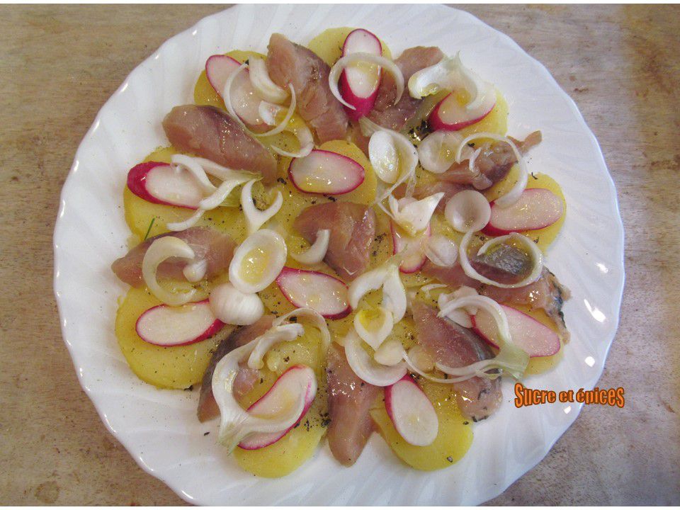 Salade de pommes de terre tièdes aux harengs fumés, radis et aneth
